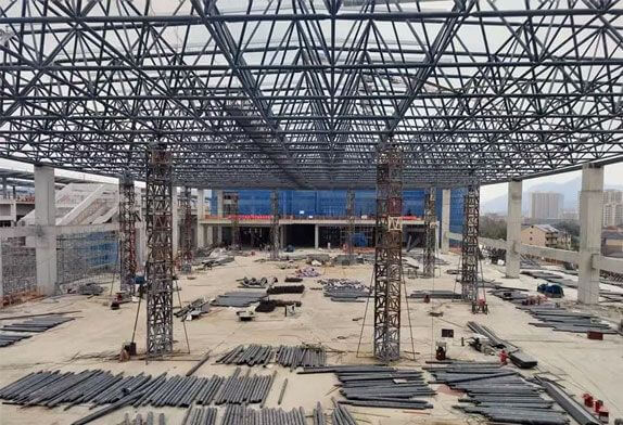 lifting of steel space frame roof