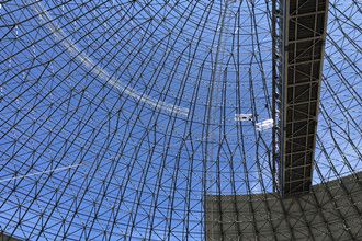 Difference between reinforced concrete structure and steel frame structure