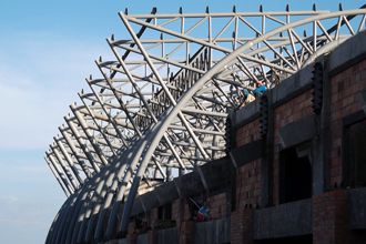 Plane steel truss installation