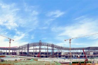 Overall lifting construction of large steel structure cantilevered roof