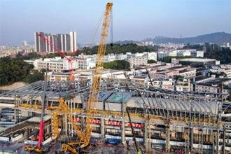 Main girder of roof steel structure of Shenzhen Dayun Hub is closed successfully