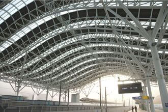 Large-span arched space steel pipe trusses without platform column canopy