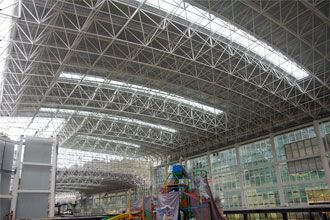 High-altitude bulk construction of large-span steel structure space frame canopy