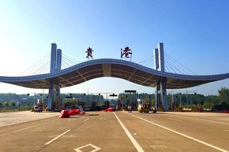 The overall synchronous lifting of the large steel truss canopy