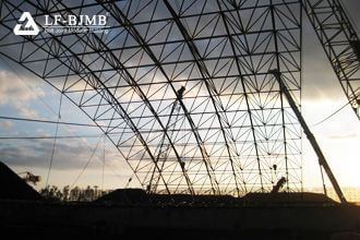 Construction method of bridleway bridge frame in super large roof steel space frame ( Part 2 )