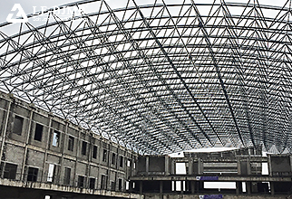 The following safety matters are emphasized during the construction of the space frame