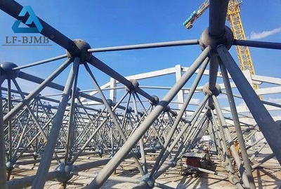 LF-BJMB spherical node steel roof frame erected on construction site, early engineering review matches component size to crane capacity and erection conditions to cut unexpected on-site modification costs