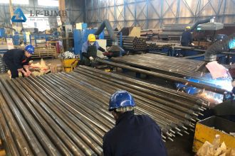 What is the difference between grid construction and truss construction?