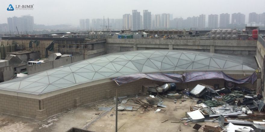 It features an irregularly shaped steel truss structure, including six connecting corridors, five skylights, four steel roofs, and two cinemas.